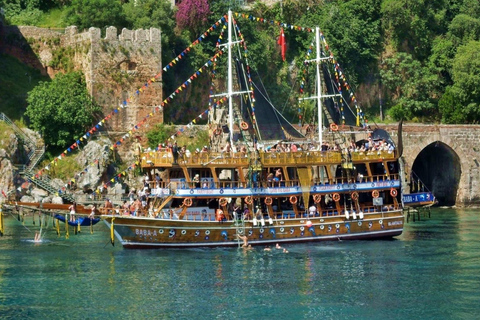 Alanya: Piratenboot boottocht bij zonsondergang met diner en schuimparty