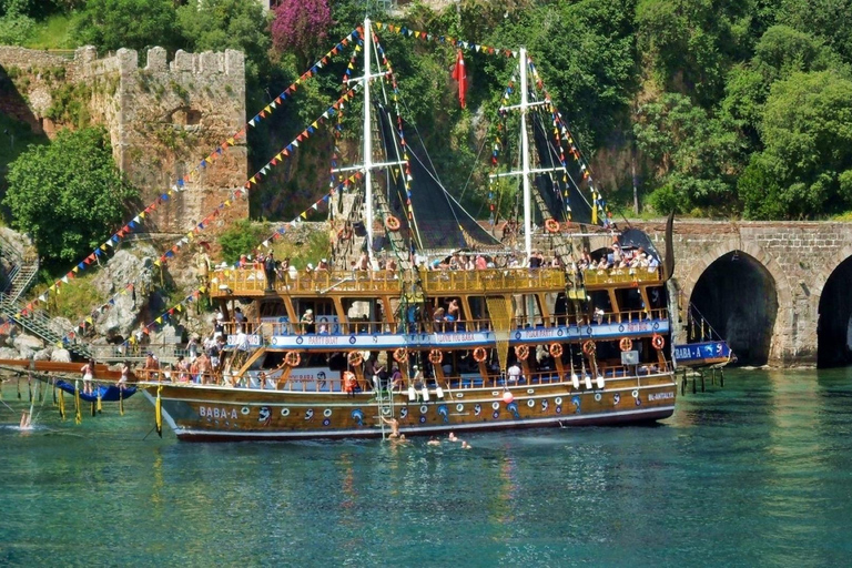 Alanya : Croisière en bateau pirate au coucher du soleil avec dîner et soirée mousse