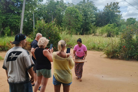 Sigiriya: Village Tour with Catamaran, Cooking Class & Lunch