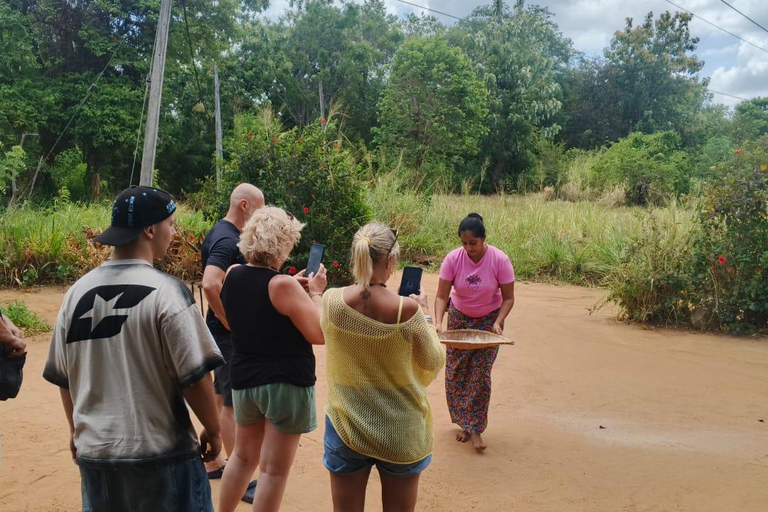 Sigiriya: Village Tour with Catamaran, Cooking Class & Lunch