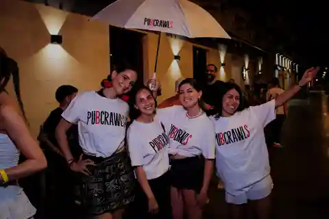 Séville :3 Bars PubCrawl + VIP Club Entrance & 3 Free Shots