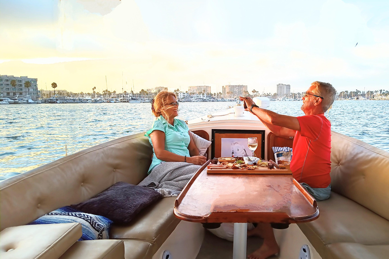 Passeio de barco romântico com vinho e queijo ou jantar surpresaPasseio de barco romântico com vinho e queijo, avistamento de lobos marinhos