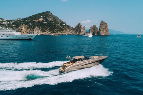 tour privado de la costa amalfitana desde sorrento en Riva rivale 52