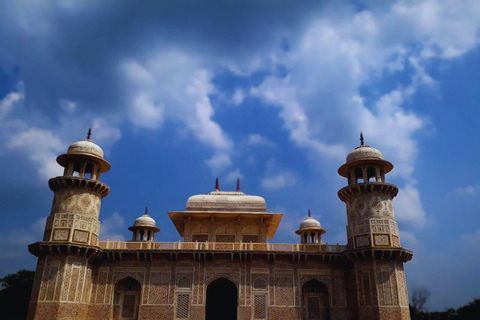 Visite privée du Taj Mahal au lever du soleil : Journée au Fort d'Agra Baby TajGuide et voiture - sans petit déjeuner ni billets d'entrée