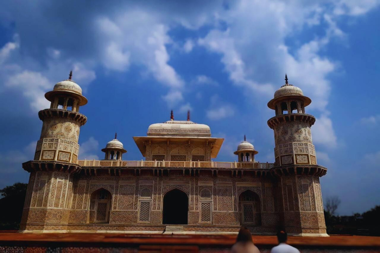 Visite privée du Taj Mahal au lever du soleil : Journée au Fort d'Agra Baby TajGuide et voiture - sans petit déjeuner ni billets d'entrée