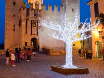 Viaggio di festa a Sirmione Tour a piedi di Natale