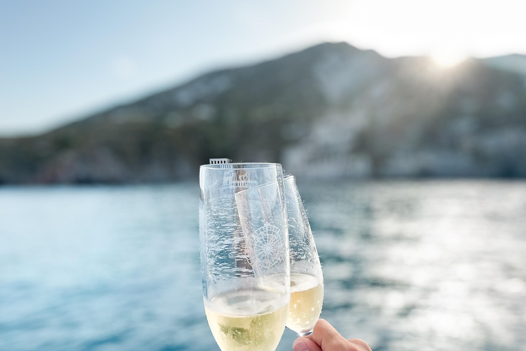 Positano : demande en mariage inoubliable sur un yacht au coucher du soleil