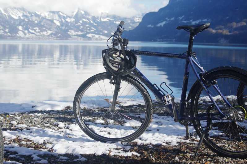 Passeio de bicicleta em Winterlaken com rios, lagos e chocolate quente