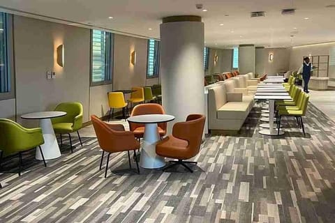 AUH Abu Dhabi International Airport: Pearl Lounge