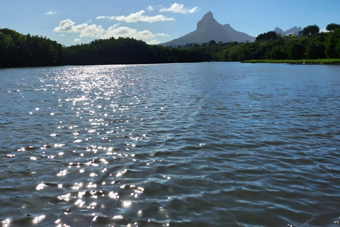 Mauricio: tour guiado en kayak por el río con monosMauricio: Tour guiado en kayak por el río con monos