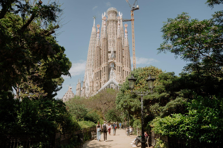 Gaudí Highlights Tour with Casa Batlló & Sagrada Família