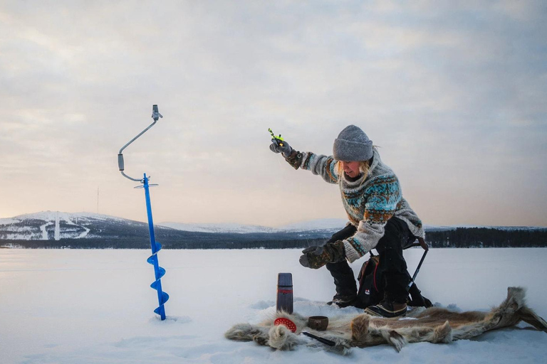 Pyhä: Eisfischen auf dem zugefrorenen SeePyhä: Eisfischen auf dem gefrorenen See