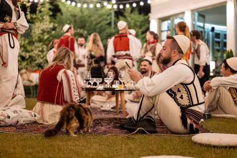 تيرانا: جولة في المدينة والعرض الليلي الألباني مع العشاء