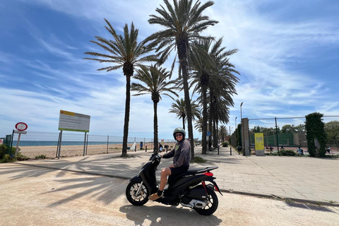 Giro veloce di Barcellona: tour guidato in scooter di 2 oreBarcellona: Tour guidato privato della città in sella a un motorino