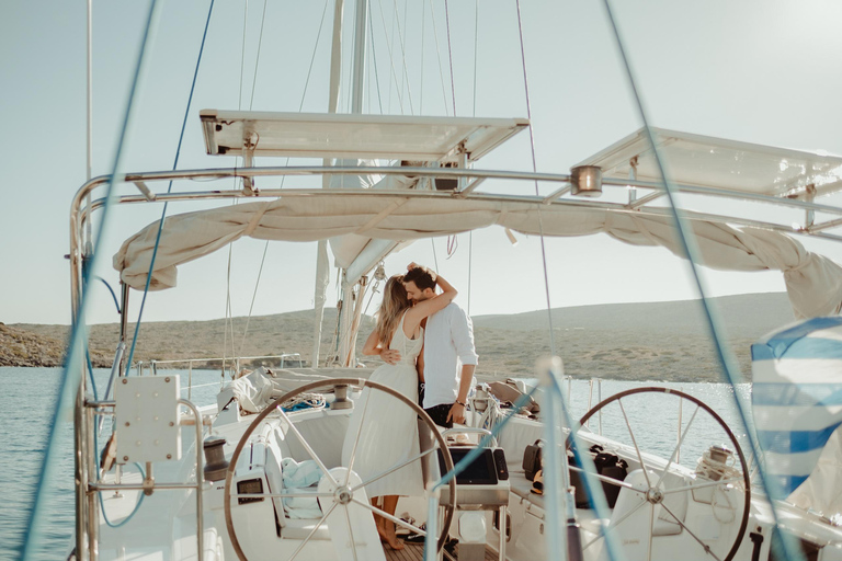 Agios Nikolaos : Excursion en bateau à voile à l'heure dorée avec vin et collations