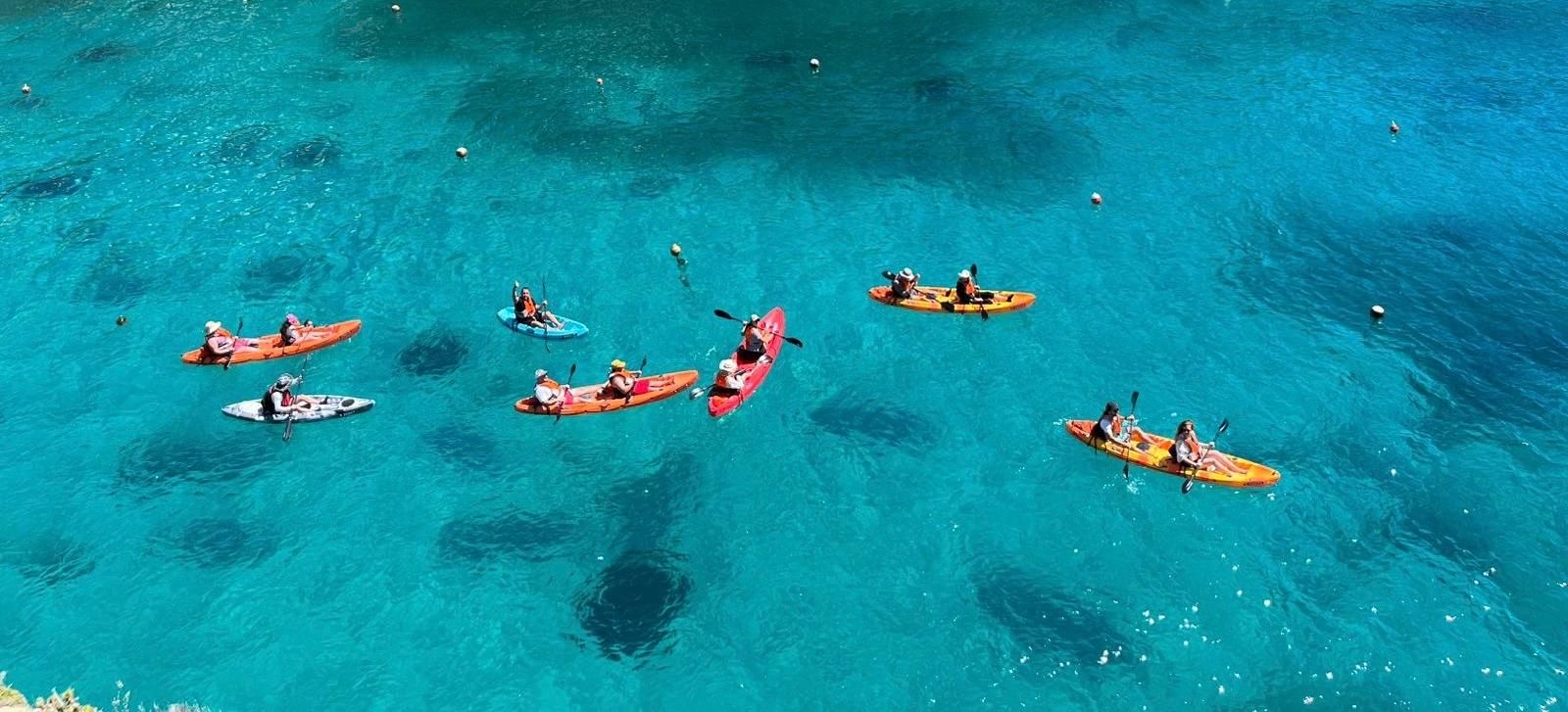 Erkunde Höhlen und Schwimmplätze mit Gozo Kajak Tours in Xlendi