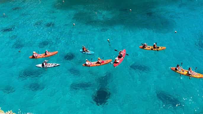 Utforsk grotter og svømmeplasser med Gozo Kayak Tours i Xlendi