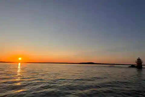 Plymouth: Sunset Cruise with Oyster Tasting and Live Music