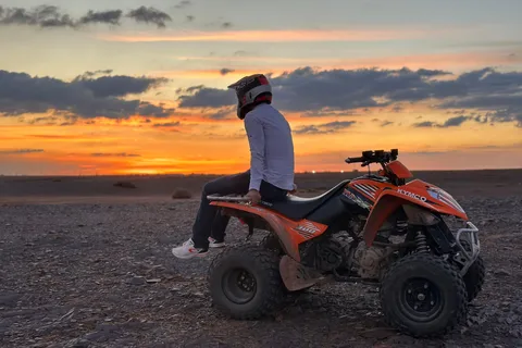 Marrakech: Tour in quad al tramonto nel deserto e nel palmeto con tè