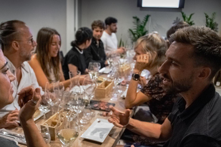 Barcelona: Wine & Cheese Pairing Ervaring met een SommelierKoppelervaring met 5 wijnen en 5 kazen