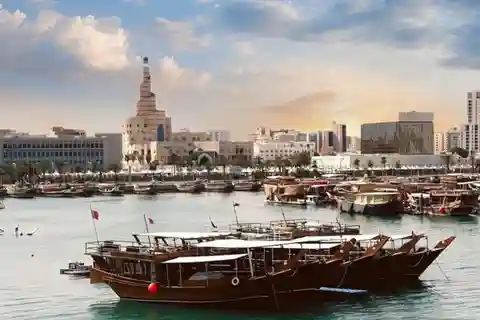 Doha: Tour del porto con Dhow tradizionale, incluso prelievo e consegna