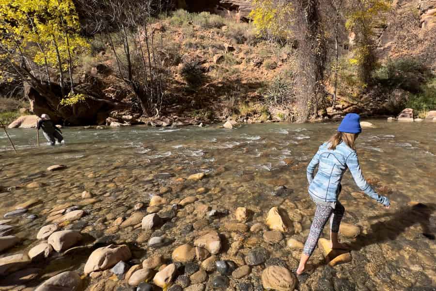 Zion-Nationalpark: Tolle Wanderung durch die Zion Narrows mit Ausrüstung. Foto: GetYourGuide
