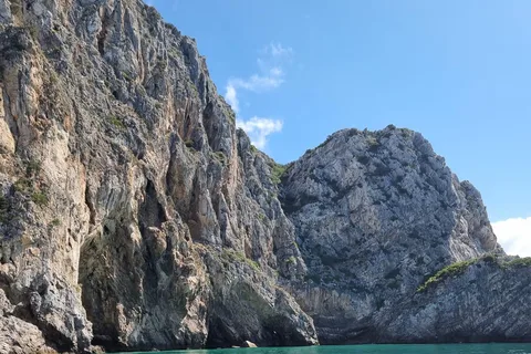 Sesimbra: Boat trip along beaches and bays with snorkeling