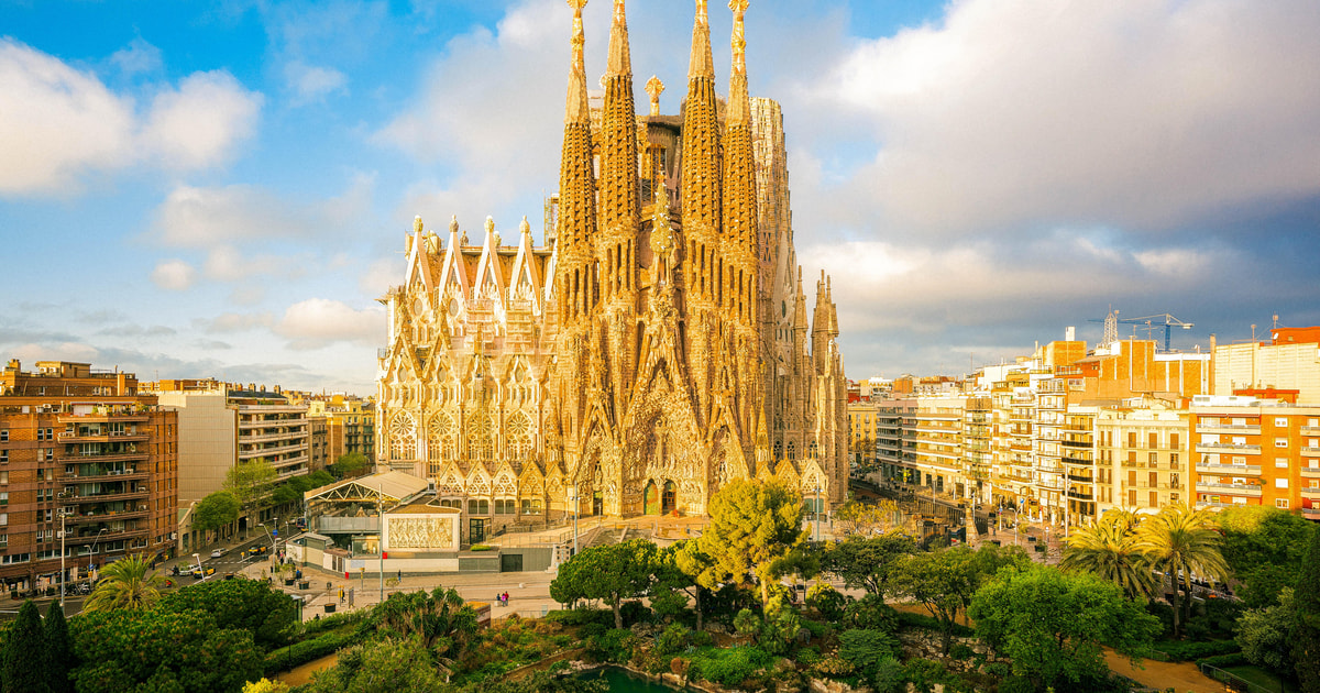 Barcelona: Gaudí's Sagrada Família Fast-Track Guided Tour | GetYourGuide