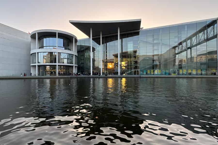 Berlin: Bootstour – Spreefahrt mit Ausblicken auf Sehenswürdigkeiten. Foto: GetYourGuide