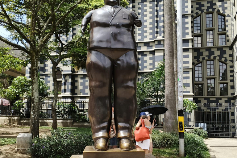 Medellín: Cultural Tour with Lunch and Commune 13