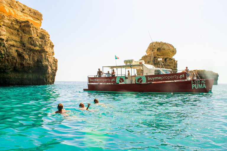 Quarteira: Passeio de Barco na Gruta de Benagil com Churrasco na Praia e Caiaque