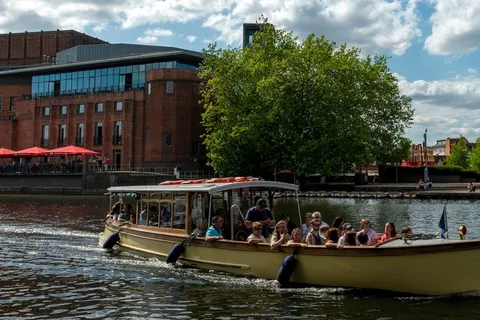 Stratford-upon-Avon: River Cruise & City Audio Tour
