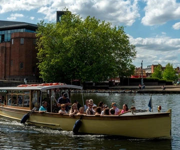 Stratford-upon-Avon: River Cruise & City Audio Tour