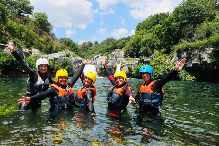 Gole Alcantara: Body-Rafting, Rutschen und Sprünge in natürliche Seen. Foto: GetYourGuide