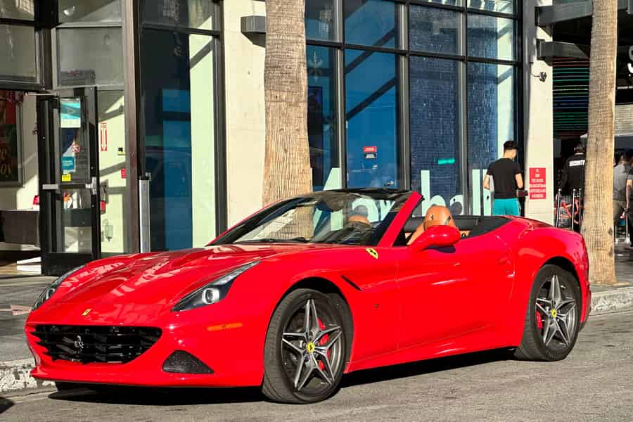 20 Min. Ferrari Tour in Hollywood (fahren oder gefahren werden). Foto: GetYourGuide