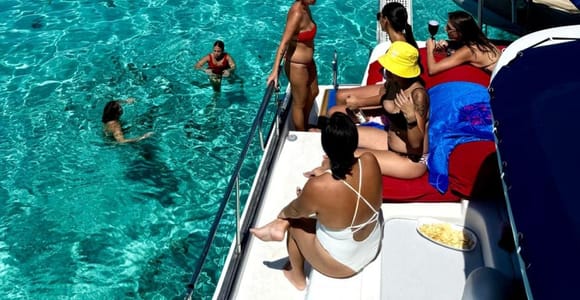 Papeete: Tahiti Lagoon Cruise with Snacks & Drinks
