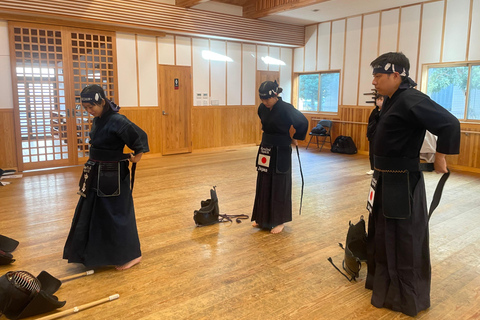Tokyo: Japanese Kendo Experience with High-Ranked Instructor Let's experience kendo, a traditional Japanese martial art!