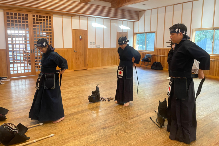 Tokyo: Japanese Kendo Experience with High-Ranked Instructor Let's experience kendo, a traditional Japanese martial art!