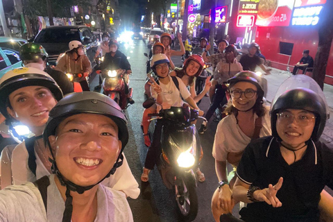 Tour panoramico privato di Saigon in scooter - Tour serale su richiesta