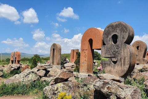 埃里温：安贝尔德堡垒、阿拉加茨山和卡里湖之旅