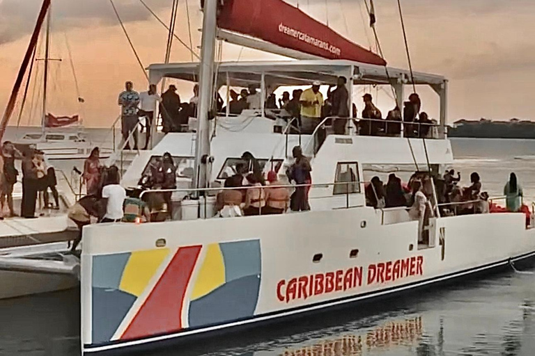 Montego Bay: Reggae Catamaran Cruise with Snorkeling