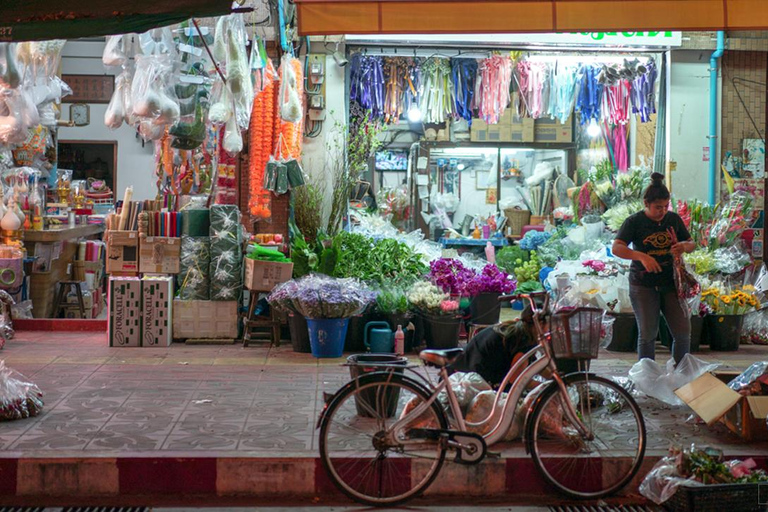 Chiang Mai: Visita nocturna a los templos y comida callejera en Tuk Tuk