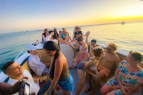 Cartagena: Atardecer en barco en la bahía con música y licor