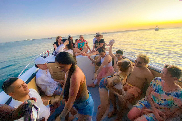 Cartagena: Atardecer en barco en la bahía con música y licor