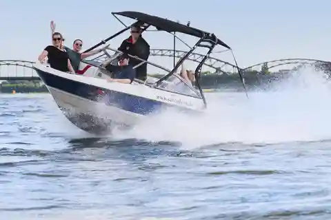 Cologne: Motorboat taster course