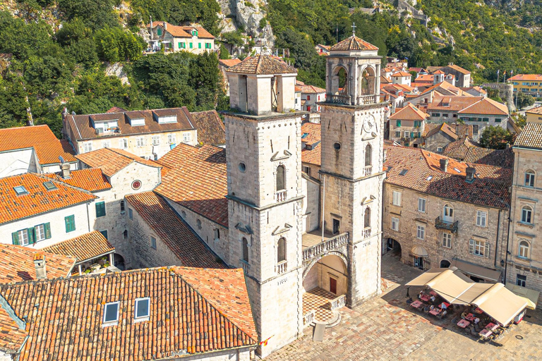 Kotor: Tour guiado por el casco antiguo de Budva y Kotor con trasladosVisita guiada al casco antiguo de Kotor y Budva