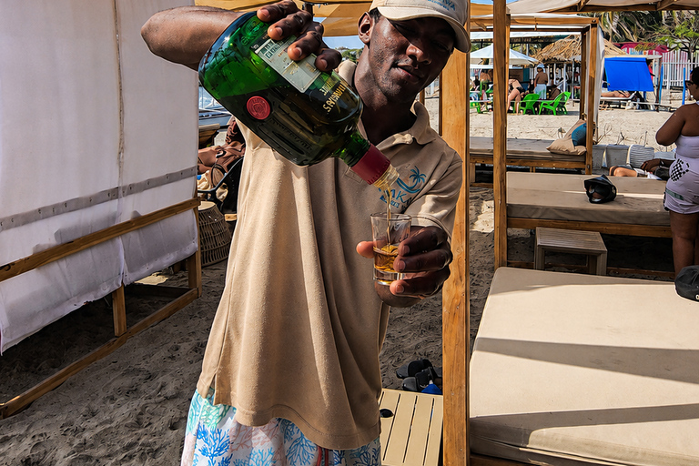 Playa Linda: Nakawa Beach Club with boat, lunch, sunbed, and cocktail Plan with Lunch and Welcome Cocktail