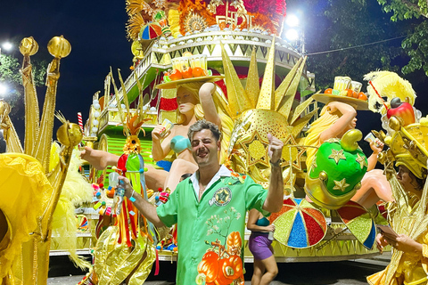 Rio de Janeiro : Défilé avec une école de samba pendant le carnaval.