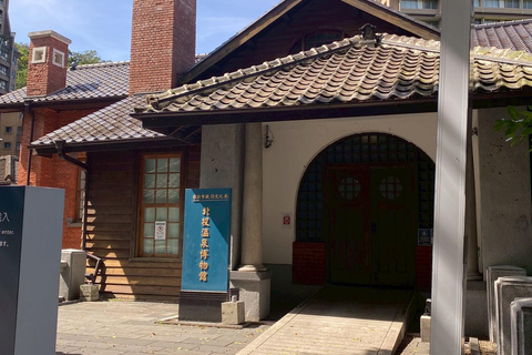 From Taipei: Beitou and Tamsui Private Day Tour 8-Hour Beitou and Tamsui Day Tour