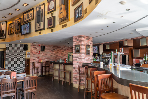 Mallorca: Entrada al Hard Rock Cafe con comida o cenaCome rodeado de historia de la música en Hard Rock Cafe Mallorca.